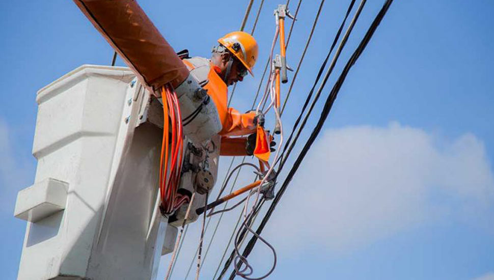 Trabalhadores da eletricidade religam a energia de residências pobres e cortam luz em prédios do Governo