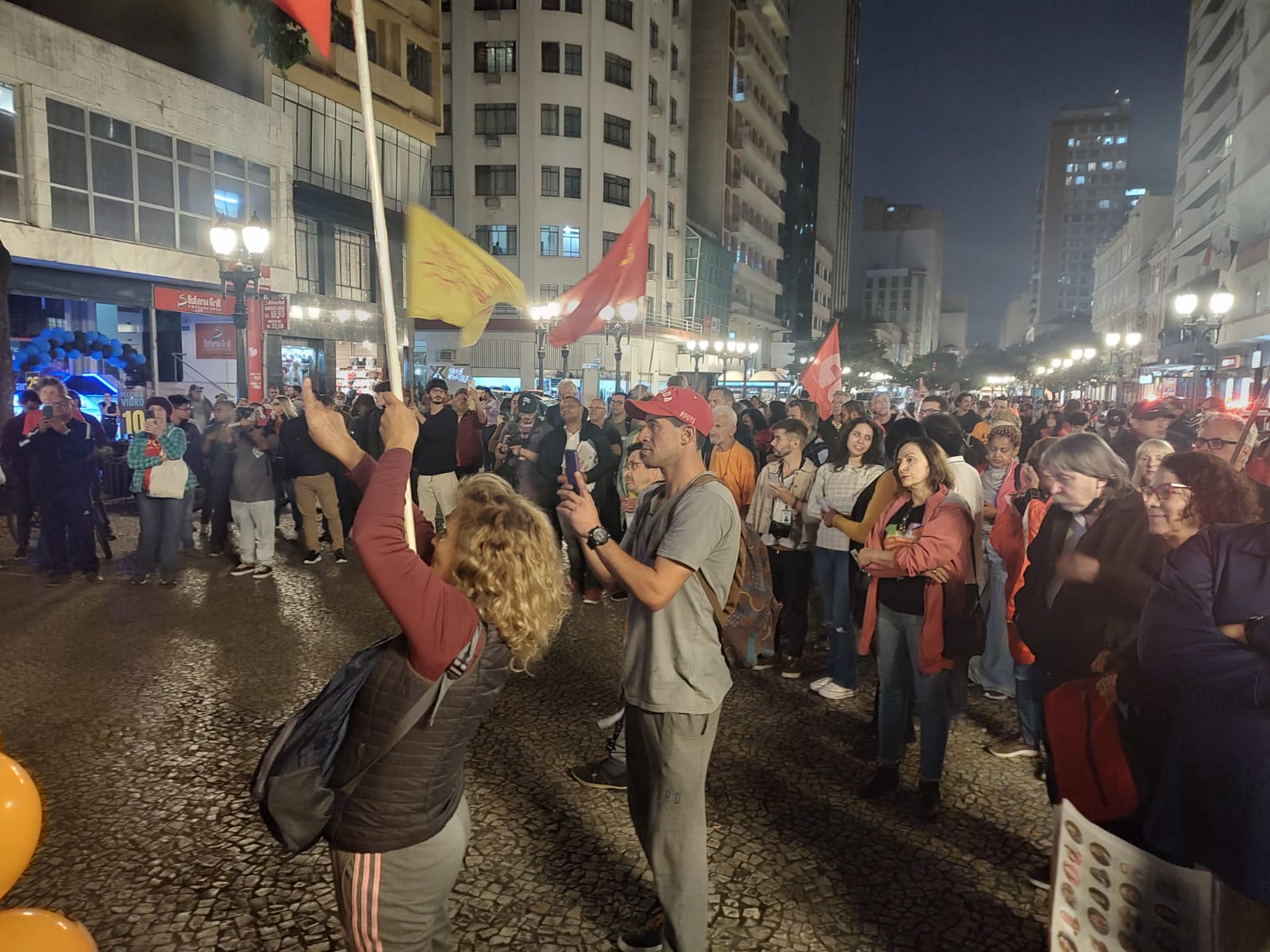 Frente Parlamentar e Frente Popular realizam manifestações em público contra a venda da COPEL