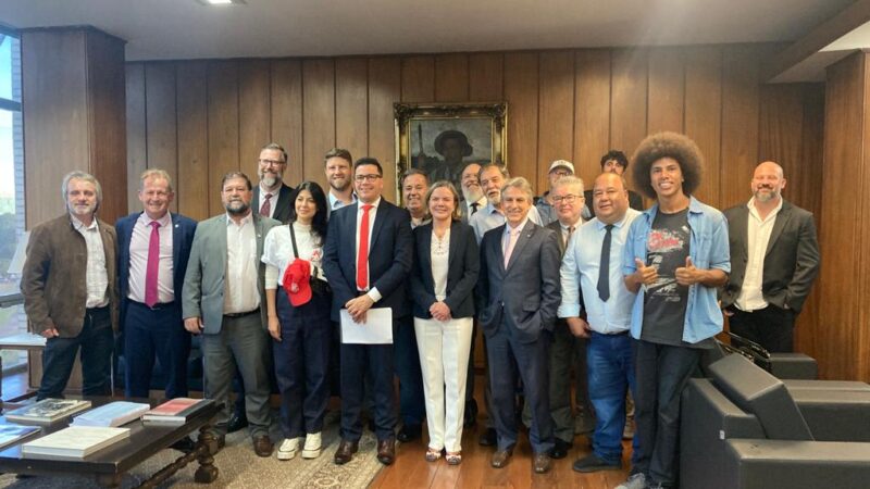 Em Brasília, deputados e movimentos sociais do Paraná em reunião com Haddad em defesa da Copel publica.